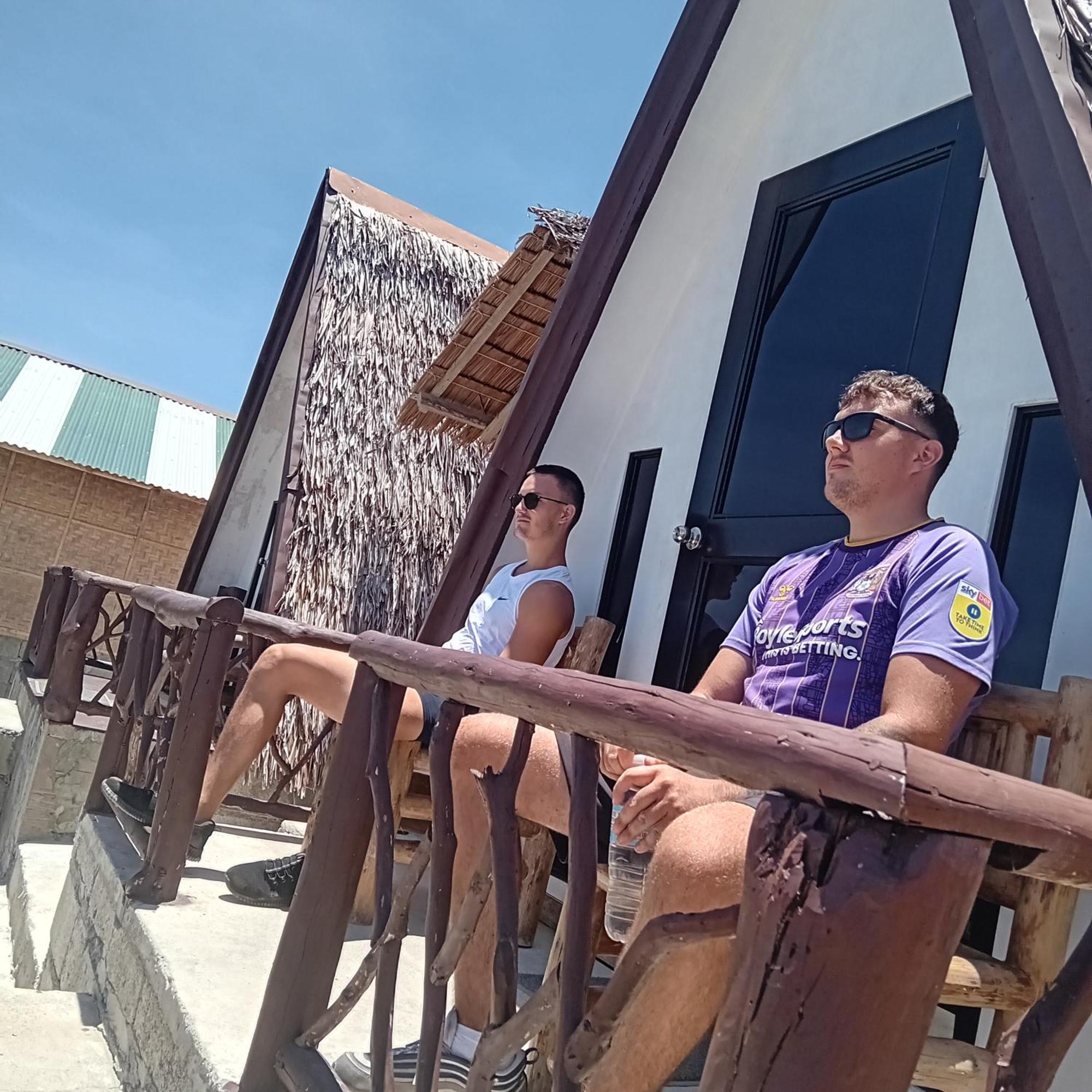 Thornton'S Sea View Cafe & Guesthouse Siquijor Esterno foto